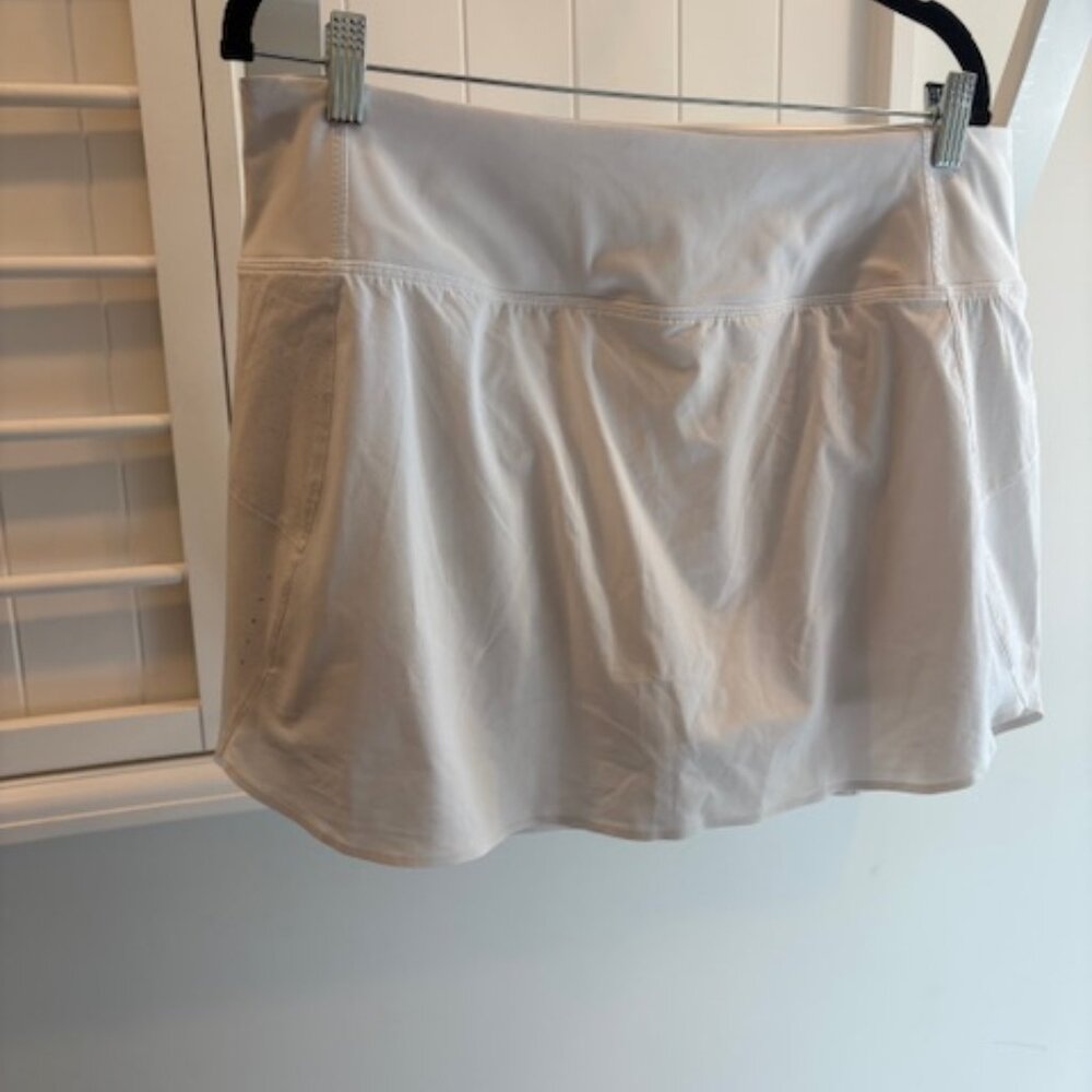 Athleta White Run with It Skort- size large- in beautiful condition.